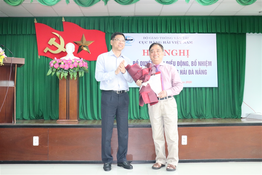 Cục trưởng Nguyễn Xuân Sang trao Quyết định nghỉ hưu theo chế độ cho đ/c Vũ Ngọc Tăng