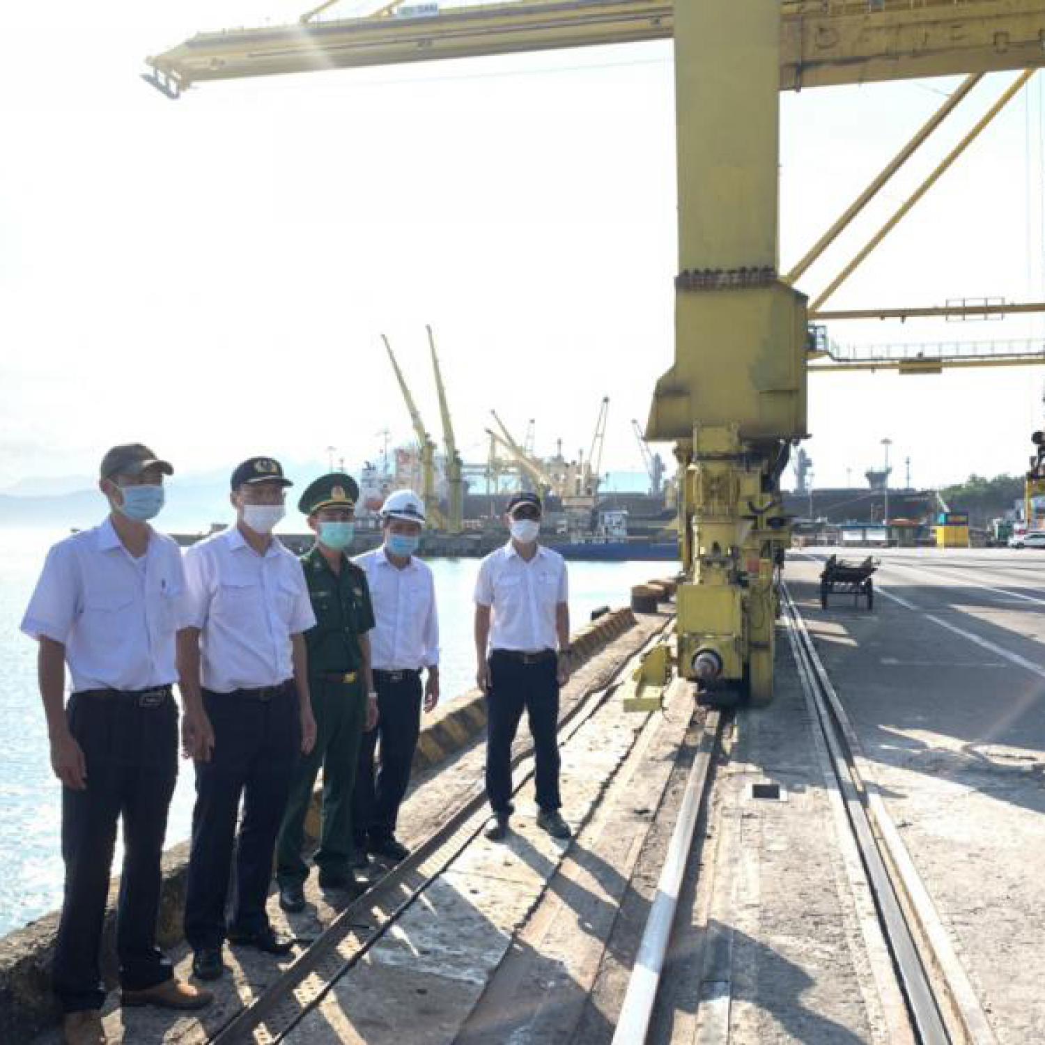 Đoàn kiểm tra do Cảng vụ Hàng hải Đà Nẵng chủ trì phối hợp kiểm tra thực tế công tác phòng chống dịch Covid-19 tại cảng biển Tiên Sa